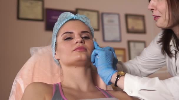 Vrouw injectie krijgen in haar gezicht. Schoonheidssalon. — Stockvideo