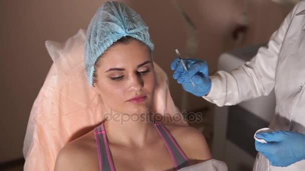 女病人及美容师。美容注射. — 图库视频影像