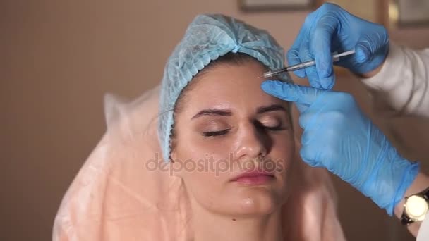 Mujer recibiendo inyección. Cosmetología y rejuvenecimiento . — Vídeos de Stock