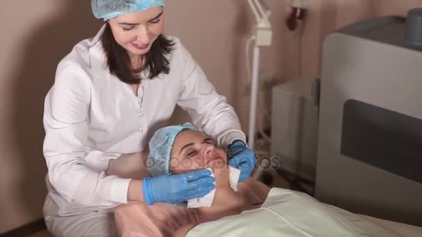 Kvinnlig patient som får ansiktsmask i spa skönhetssalong. — Stockvideo