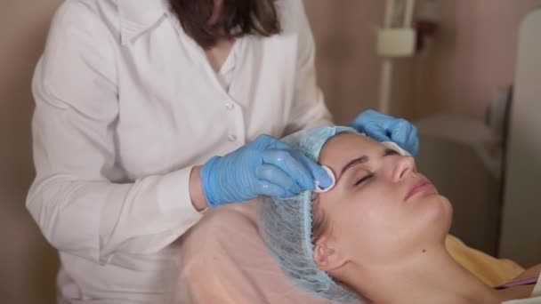 Terapia de spa. Mujer recibiendo mascarilla facial en salón de belleza . — Vídeos de Stock