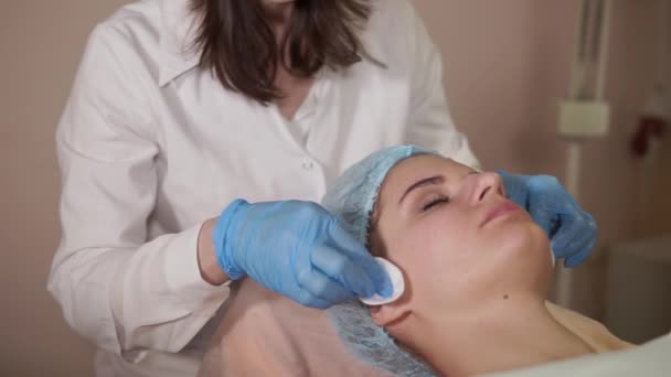 Terapia de spa. Mujer recibiendo mascarilla facial en salón de belleza . — Vídeos de Stock
