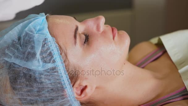 Mujer con máscara facial, tratamiento de spa. Antiage procedimiento de belleza . — Vídeos de Stock