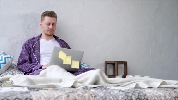 Männliche Kunden des Online-Shoppings. Morgeneinkauf zu Hause im Bett. — Stockvideo