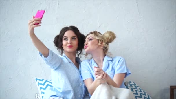 2 女性の友人は、一緒に selfie をやってる。友情の概念. — ストック動画