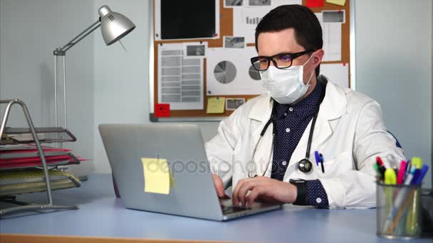 Lekarza w klinice wypełnia w historii pacjentów na laptopie — Wideo stockowe