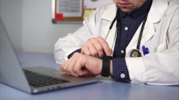 Primer plano de la mano de los médicos, que utiliza un reloj inteligente para comprobar la presión — Vídeo de stock