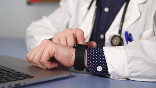 Primer plano de la mano de los médicos, que utiliza un reloj inteligente para comprobar un correo — Vídeo de stock