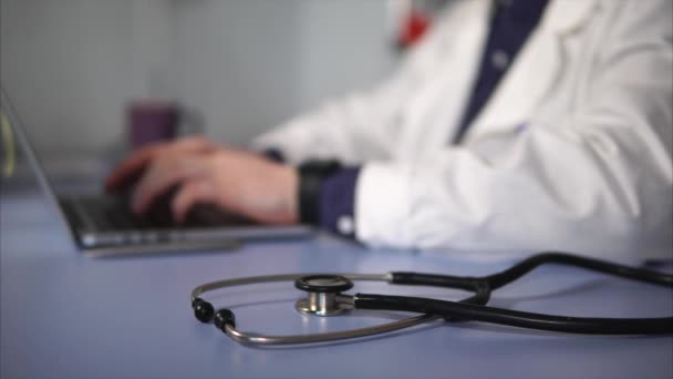 Primo piano di uno stetoscopio, che si trova accanto a un medico in una clinica privata . — Video Stock