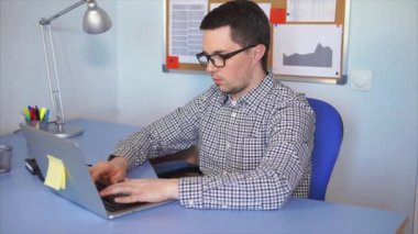 Teknik destek uzmanı güvenlik kodu laptop klavye üzerinde yazdırır.