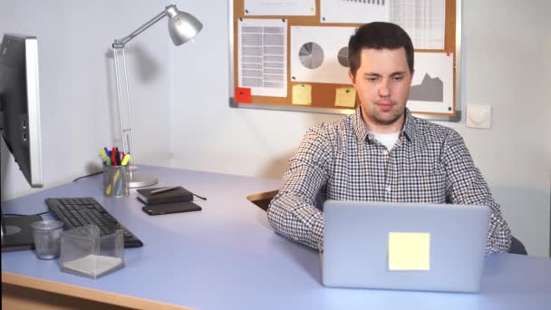 Trabalhador de escritório, que está ocupado digitando texto em um laptop laptop usando a Internet — Vídeo de Stock
