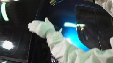 Bir karboksilik kullanan servis istasyonu uygulanan vinil makine üzerinde çalışan adam.