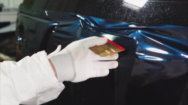 Vücut dükkanı yetenekli bir araç için vinil yüzey geçerlidir.