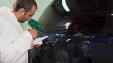 Servis istasyonu işçi daha özel kurutma makinesi tarafından işlenmiş kenar vinil var.