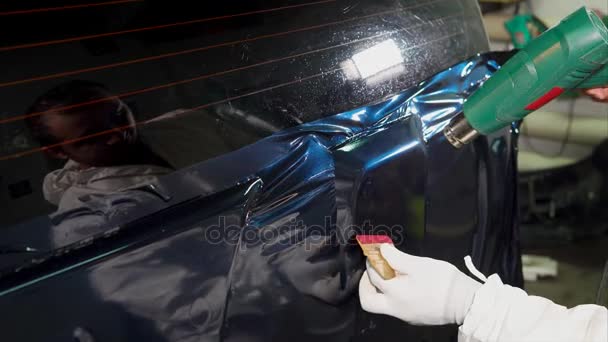 Trabalhador garagem aquecida secador de cabelo superfície contínua vinil . — Vídeo de Stock