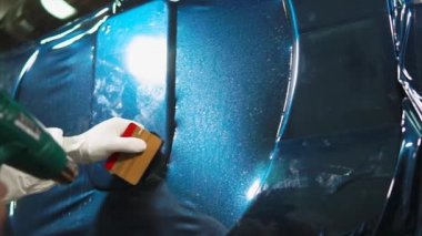 Vinil film araba ayarlama sırasında uygulama adam görüntüsünü kapatmak