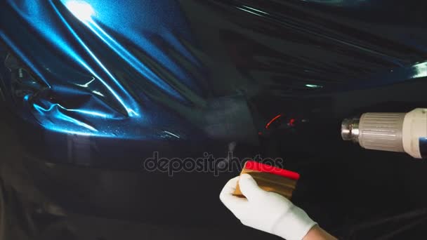 Hombre trabajando en la estación de servicio aplicado vinilo en la máquina, utilizando un carboxílico . — Vídeos de Stock