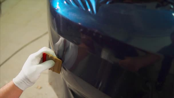 Крупним планом постріл майстрів рук видаляє повітряну бульбашку під час налаштування автомобіля — стокове відео