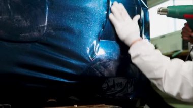 Servis istasyonunda çalışıyor daha fazla işlenmiş kenar vinil özel kurutma makinesi.