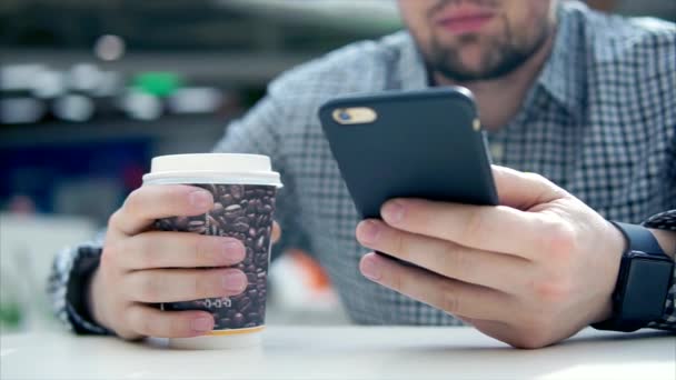 Homme ayant pause café et textos sur téléphone portable — Video