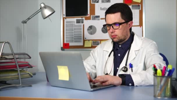 Ιατρική φοιτητής που σπουδάζει χρησιμοποιούν φορητό υπολογιστή. — Αρχείο Βίντεο