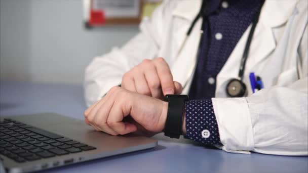 Primer plano del médico con reloj inteligente en su mano trabajando en su gabinete . — Vídeo de stock