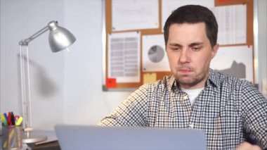 Defter yazarak ve düşünme ofis çalışanı.