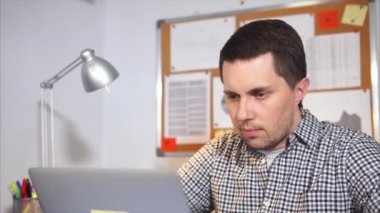 Defter yazarak ve düşünme genç adam ofis çalışanı.