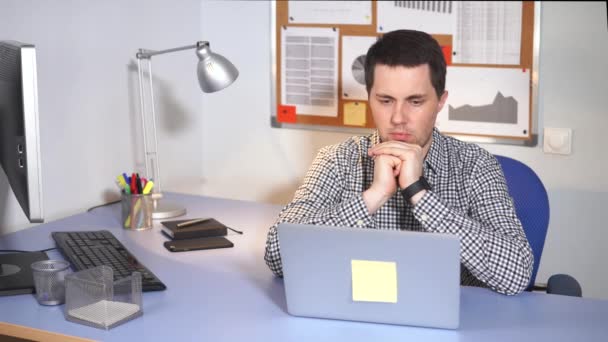 Správce Office pomocí přenosného počítače. Kavkazská muž v oblečení pomocí přenosného počítače. — Stock video
