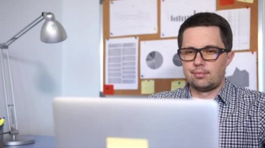 Ağ çalışma için bilgisayar kullanarak ofis çalışanı.