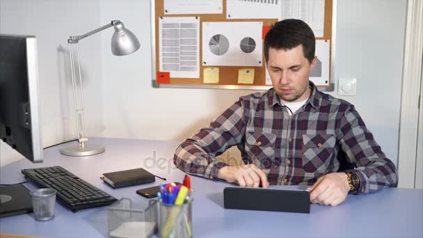 Správce systému, kontroluje příchozí pošty na tabletu v jeho osobní účet — Stock video