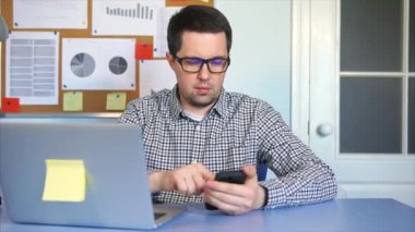 Yöneticisi veri cep telefonu ve laptop sayıları karşılaştırır