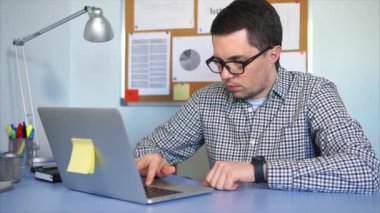 Genç bir adam akıllı bir saat cep telefonundan gelen iletileri denetlemek için kullanır