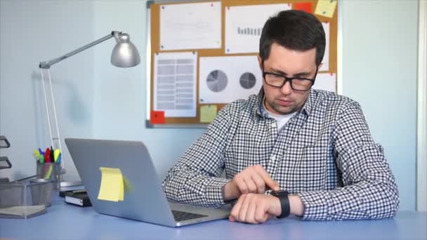 Administrativní pracovník v kabinetu. Člověk s použitím chytré hodinky na ruce. — Stock video