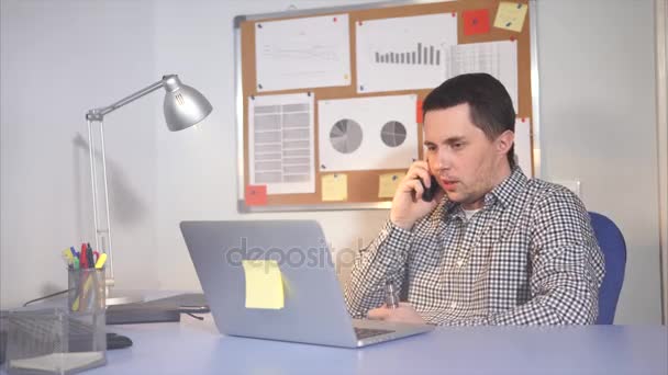 Jonge zakenman is vaping e-sigaret tijdens het gesprek op de telefoon. — Stockvideo