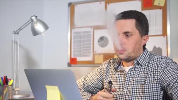 Κάπνισμα ηλεκτρικά τσιγάρα στο χώρο εργασίας στο γραφείο. — Αρχείο Βίντεο