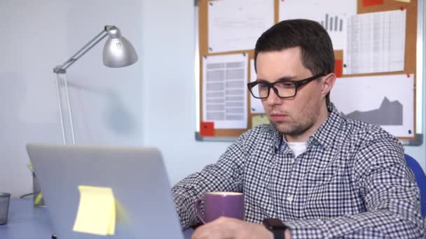 Il direttore che scrive il testo sul computer portatile che si siede al suo posto di lavoro . — Video Stock