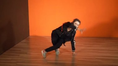 B-girl stüdyoda gerçekleştirme