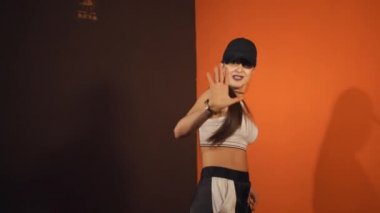 Kadın hip-hop dansçısı. Güzel dansçı bir stüdyoda poz.
