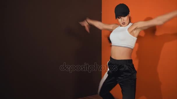 Hip-hop interpretado por una bailarina . — Vídeos de Stock