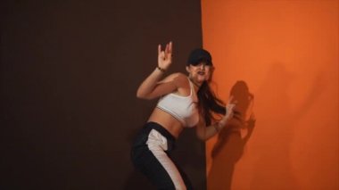 Bir genç kadın dansçı tarafından gerçekleştirilen hip-hop.