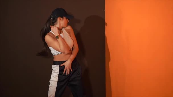 Femme caucasienne apprenant à danser dans le style hip-hop . — Video