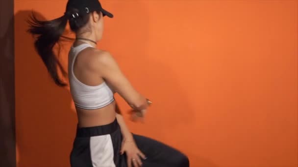 Женщина-хип-хоп танцовщица, выступающая в студии — стоковое видео