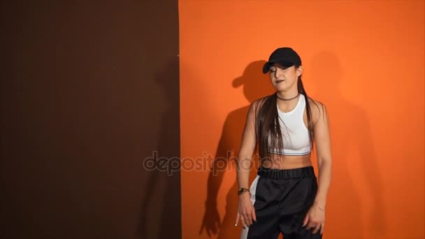 Hareketin sonunda cap için kapma kadın dans hip hip el,. — Stok video