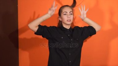 Bir yetişkin ve güzel kız aktif olarak hip hop, üstünde belgili tanımlık gitmek doğaçlama dans ediyor