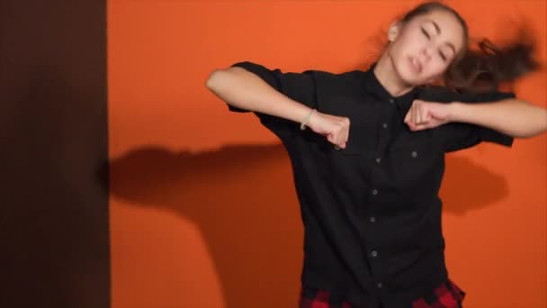 Jonge vrouw in hip-hop dans oefenen. Expressieve moderne dans. — Stockvideo