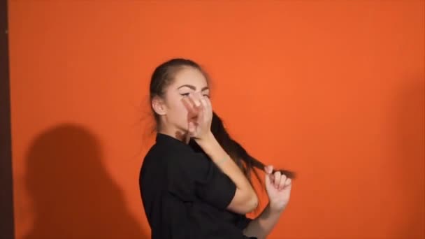 Mujer joven realizando danza hip-hop en el estudio. Cultura hip-hop . — Vídeo de stock