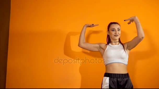Mladá žena tance Vogue v tělocvičně pomocí výrazů obličeje a pohybem ruky — Stock video
