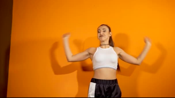 Emotionele vrouw dansen Vogue, gebruik van de plastic van haar handen — Stockvideo