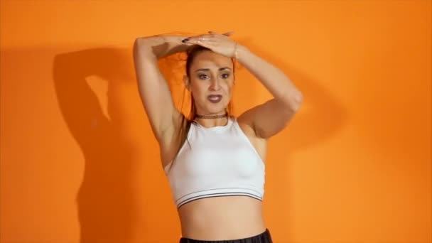 Молодые женщины занимаются танцами, активно двигают руками — стоковое видео